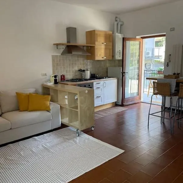 Appartamento Gaia - a due passi dal centro, hotel v destinácii Laveno-Mombello