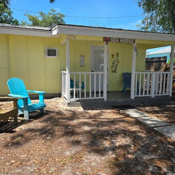 Seahorse - Tiny Home 1.2 Mi, 2 Beach Kitchen W & D Queen Bed, hotel v destinaci Bonita Springs