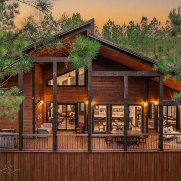 New Cabin w Hot Tub + Views Sleeps 12, hotel di Broken Bow