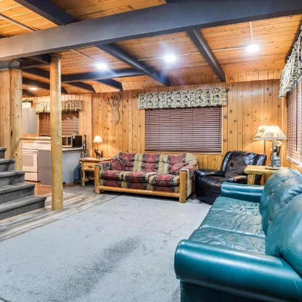 Island Park Cabin Getaway Less Than 24 Mi to Yellowstone!, hotel di Rea