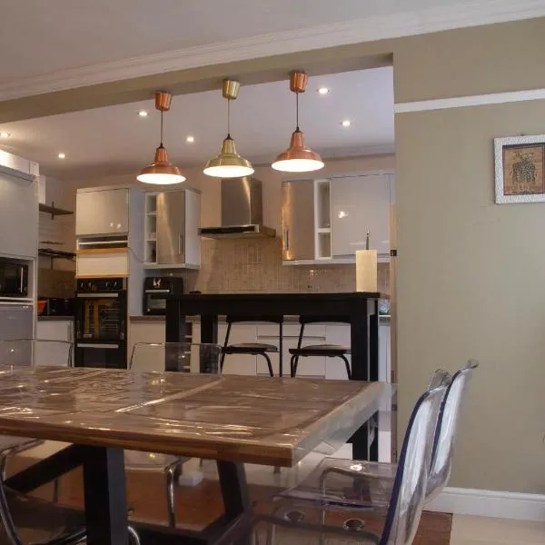 Spacious 4-bedroom Townhouse with Garden- Perfect for Groups!, hotell i Sydenham