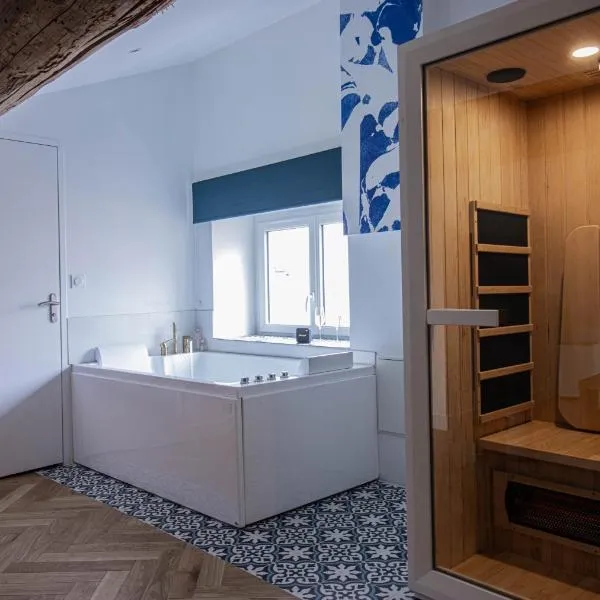 Suite Saphir - Jacuzzi & Sauna, hotel in Saint-Étienne