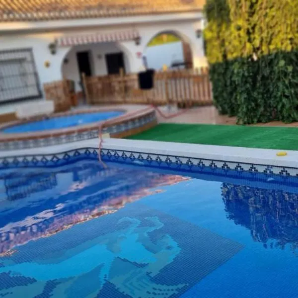 SE ALQUILA CHALET CON PISCINA Y YACUCCI, hotel in Cartagena