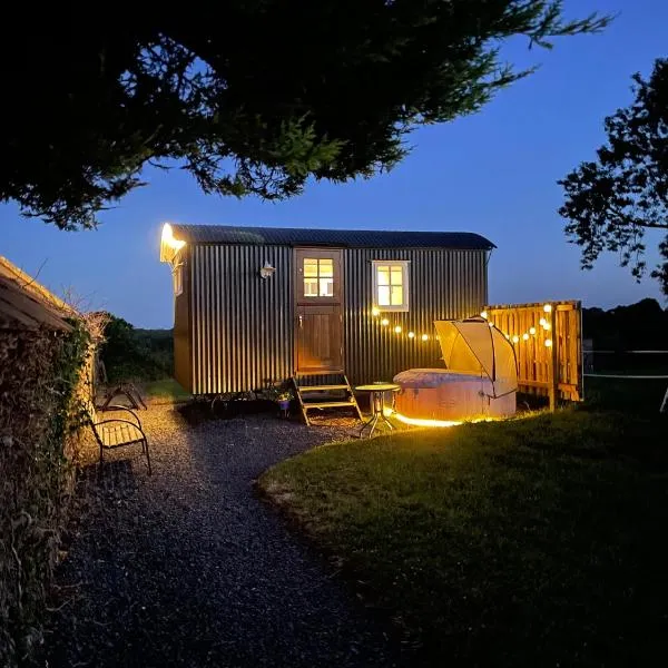 Sheelin Huts Blue, Hot-tub available From 1st April until 1st November, hotel v destinaci Cavan