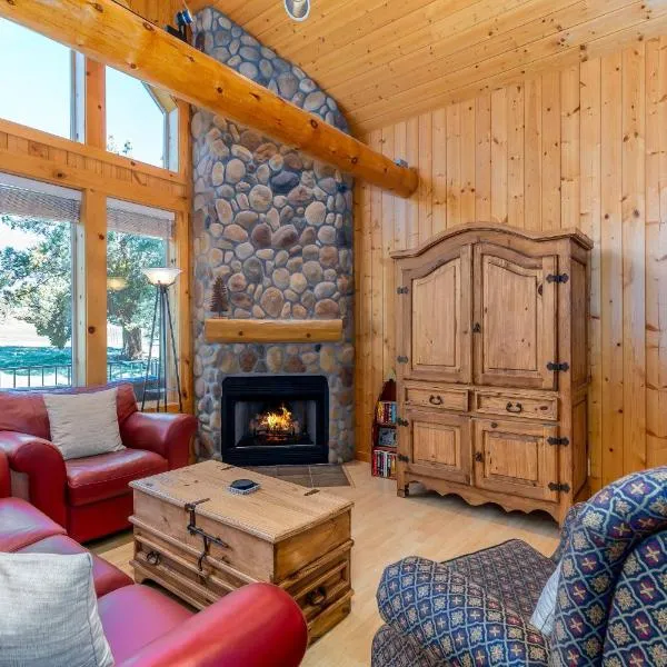 Eagle Crest Chalet with HOT TUB and Cabin Vibes, hotel v destinaci Redmond