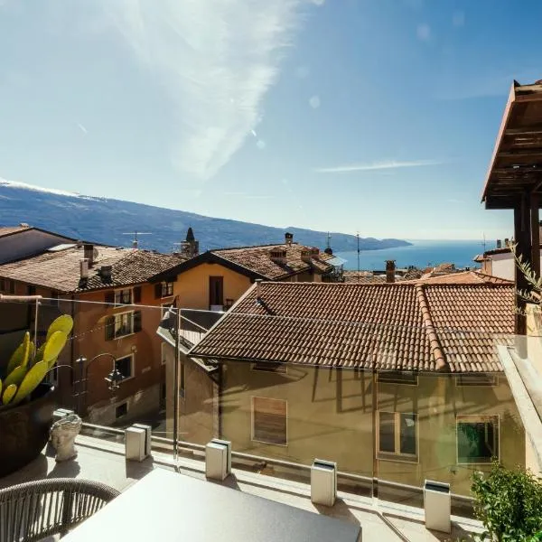 Il Vicolo Suite Apartments - La Piazzetta- Roof Terrace, hotel a Tignale