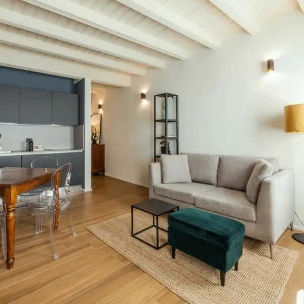 Il Vicolo Suite Apartments-Il Cortiletto、ティニャーレのホテル