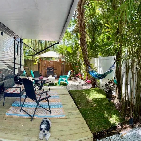 RV Camper Paradise on the Wheels Near Clearwater Beaches, hotel v destinaci Largo