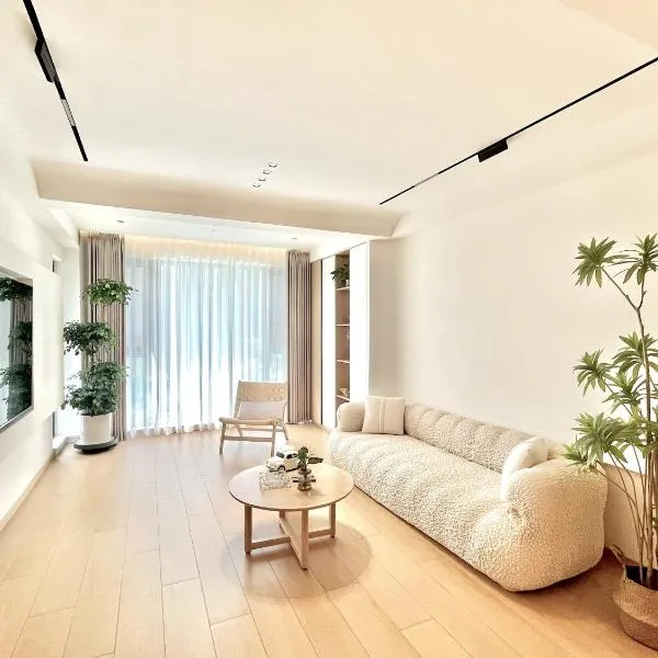 Pikkie Designer's Stylish Three Bed Room Apartmemt, hotel in Zhangjiajie