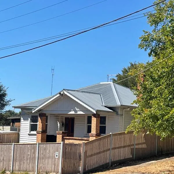 Deluxe room shared house, hotel in Ballarat