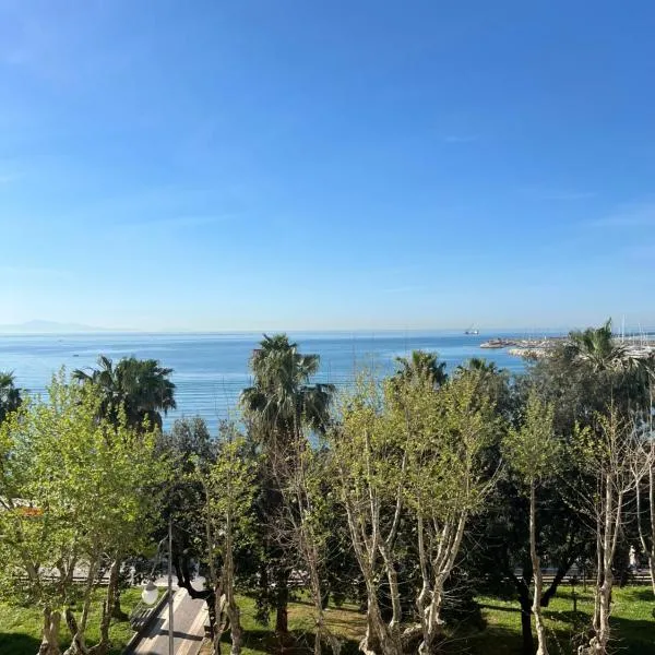 Blue Sea View Apartment, hotel i Salerno