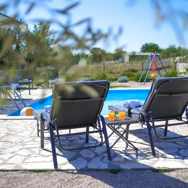 Villa Niko PET FRIENDLY 200 M FROM HIDDEN SANDY BEACH pets stays for free, hotel v destinaci Rudine