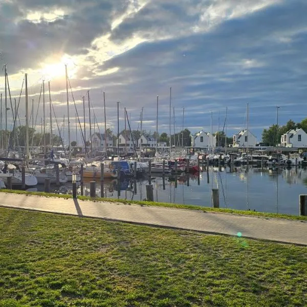 Mobilheim Marine Glück im Yachthafen Peenemünde, hotel in Peenemünde
