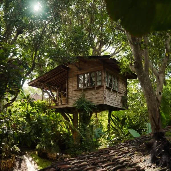 Roots Tree House, Hotel in Uluwatu