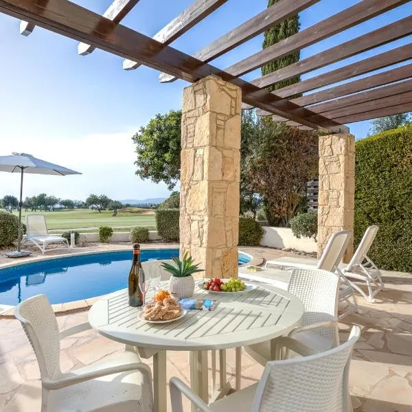 2 bedroom Villa Kornos with private pool and golf views, Aphrodite Hills Resort, hotelli kohteessa Kouklia