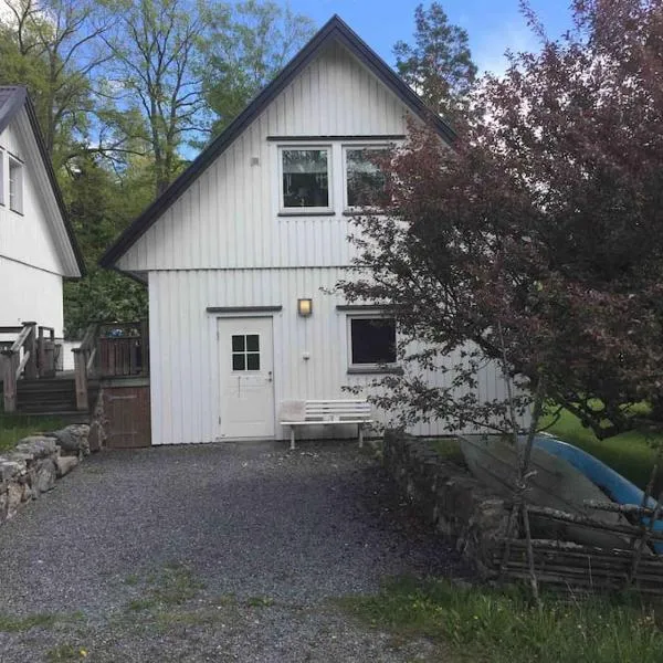 Eget hus i Tyresö Trollbäcken, kanoter ingår., hotel in Tyresö