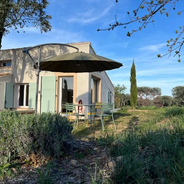 Paisible gîte moderne avec vue sur le Luberon, hotel v destinaci La Motte-dʼAigues