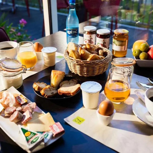 Logis Hôtel Restaurant Les 2 Rives - A75, en bordure de rivière, hotel u gradu 'Banassac'