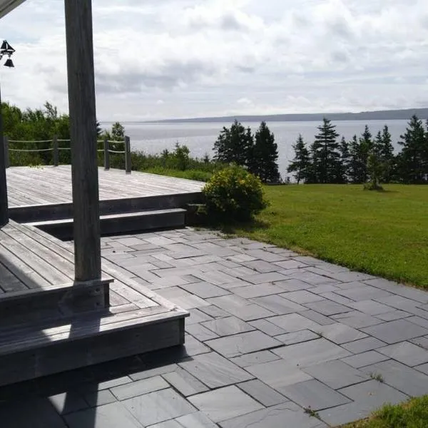 Beautiful oceanfront cottage, hotel v destinaci Guysborough