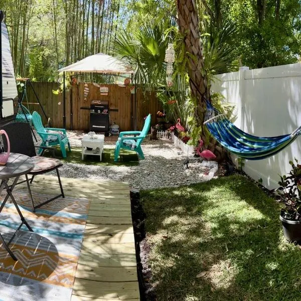 Garden Paradise RV Camper near Clearwater Beaches, hotel v destinaci Largo