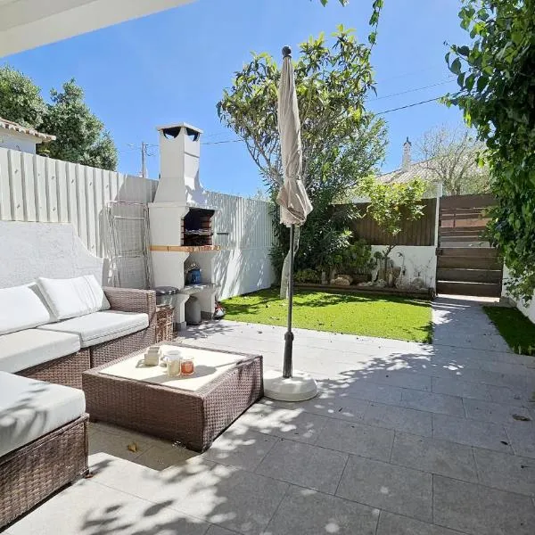 Magnific Studio with a cozy garden, 5 minutes to the beach, khách sạn ở Albufeira