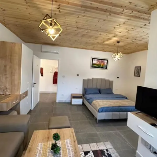 Qyteza Guest House & Camping, hôtel à Mjedë