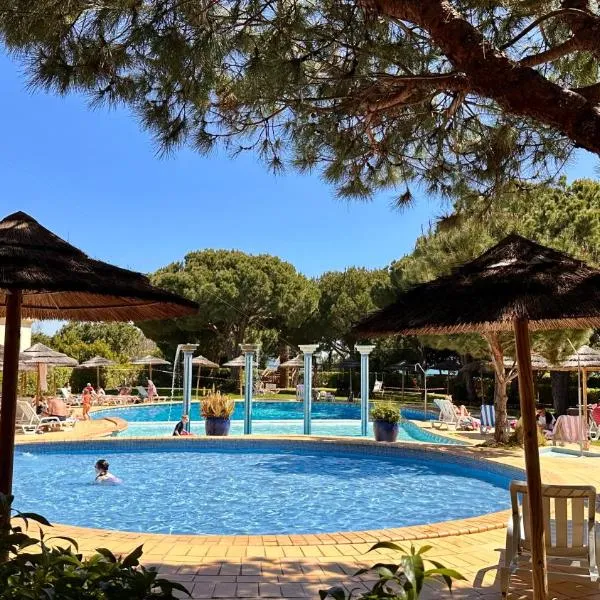 Bicos 303 - Shared Pool - 6 Guests - Albufeira، فندق في ألبوفيرا