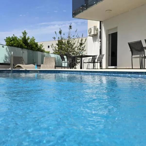 THREE FLOOR Deluxe Pool Apartments – hotel w Novalji