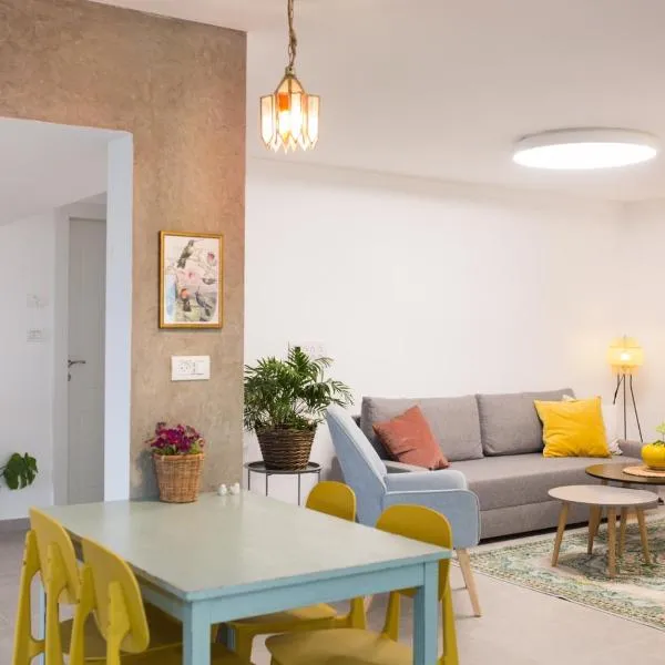 לגעת בלב, hotel v destinaci Javne'el