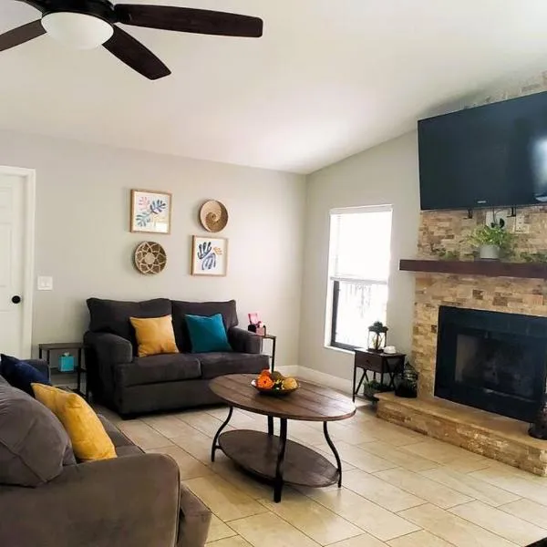 Hidden Gem Home in Sarasota, UTC Mall, Nathan Benderson Park, Siesta Key Beach, hotel v destinaci Sarasota