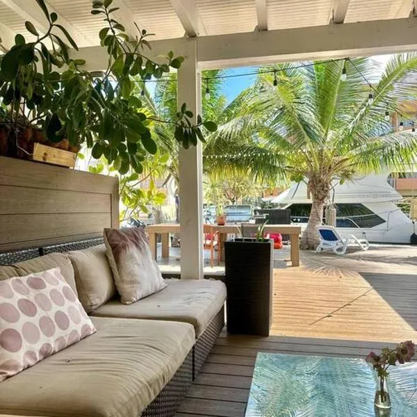 Lugar encantador balcón vista al agua, hotel sa North Miami Beach