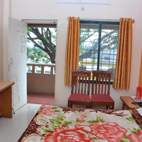 Vinayaka Deluxe Lodge, hotel v destinaci Kushalnagar