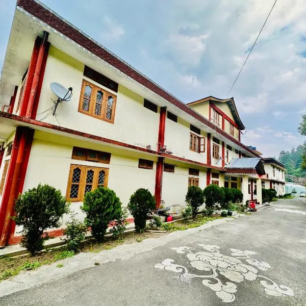 Pema Dekey monastic guest house, hotel v destinaci Dirang Dzong