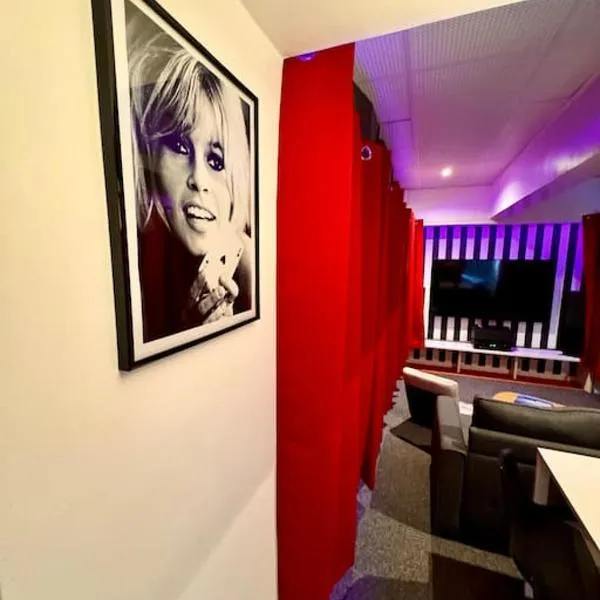 Expérience cinéma immersif dans appartement rénové près de Montmartre