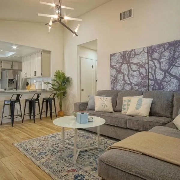 Aqua Aura ※ Desert Retreat With Pool by Coachella, hotel in Indio