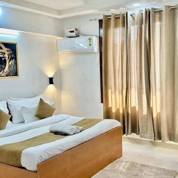 Aura Luxury Studio Near Golf Course Road, Sector 57, Gurgaon, hotel in Bhundsi