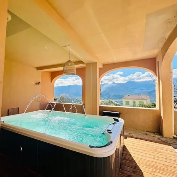 Authentique appartement vue montagnes avec grand patio et jacuzzi chauffé, hotel in Santa-Reparata-di-Balagna