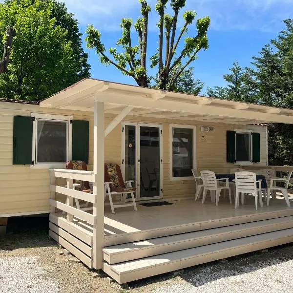 Chalet Camping River Italië met 3 slaapkamers, hotel v destinaci Ameglia