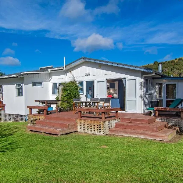 Teal Bay Treasure - Teal Bay Holiday Home, hotel in Whangaruru North