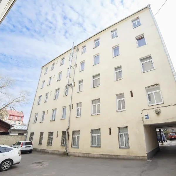 Bright, quit rooms for up to 4 with breakfast, hotel in Rīga