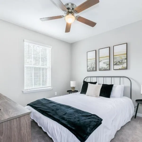 Pet Friendly 3BR Getaway with Fenced Yard and Patio Near Beaches and Downtown St Augustine, hotel v destinaci St. Augustine