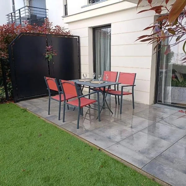 DISNEY - PARIS 5 Min DE DISNEY - PK privé gratuit - 4 personnes - Terrasse jardin, hotel in Chessy