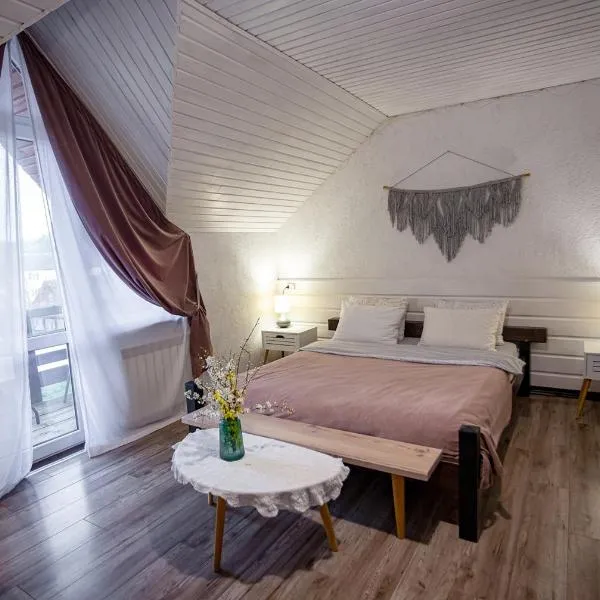 Захарова Оселя БАСЕЙН на території є Чан - Джакузі, hotel din Slavsko