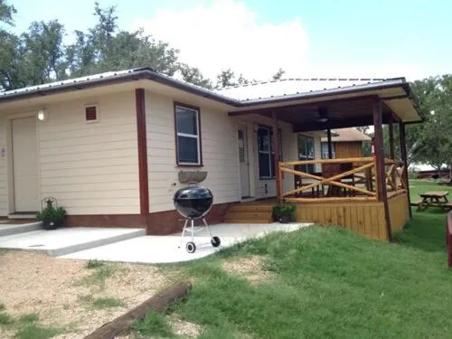 Thunderbird Lodge, hotel in Burnet