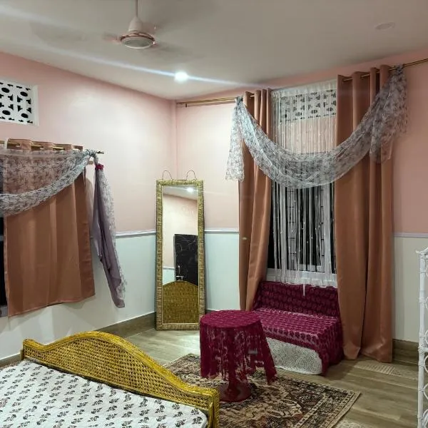 High Trees Homestay-Ranghar: Sibsāgar şehrinde bir otel