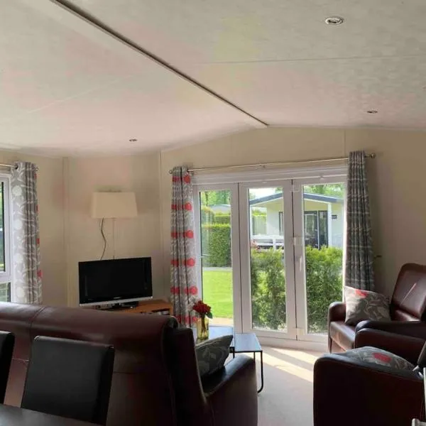 Luxury spacious house with two bathrooms at park with swimming pools, restaurant, bowling, massage & wellness, hotel en Voorthuizen