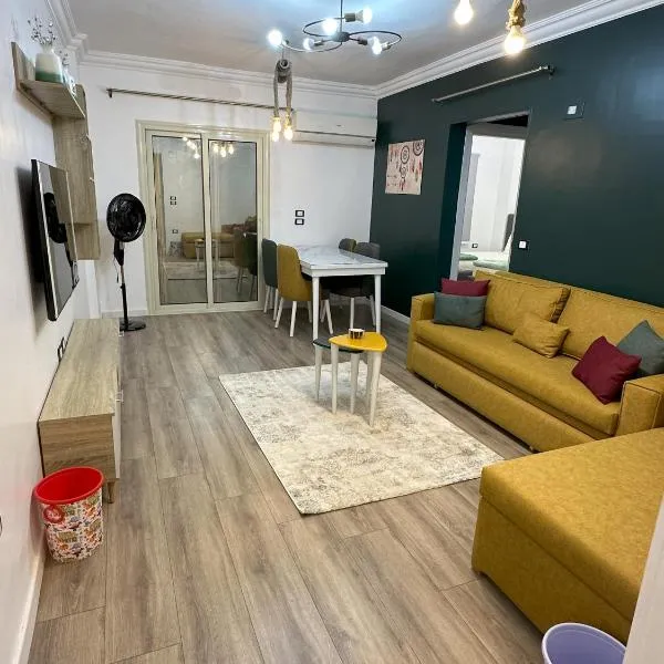 A very luxurious hotel apartment in Obour, the entertainment district, second floor, without an elevator、‘Ezbet el-Inshaのホテル
