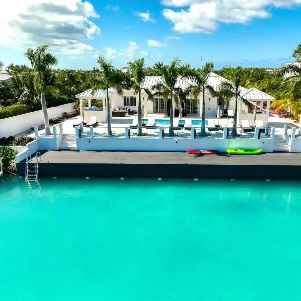 Lagoon View Villa, Pool, Dock, & Waterways โรงแรมในLong Bay Hills