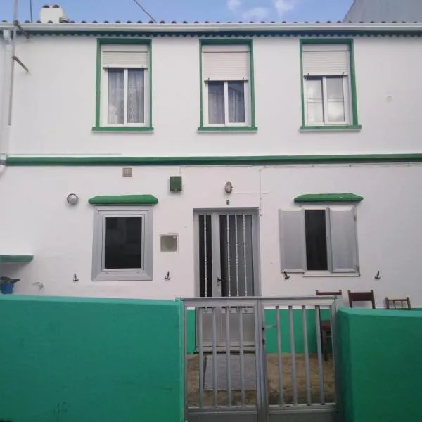3 bedroom house near beach lighthouse hiking trail, hotel in Corme-Puerto