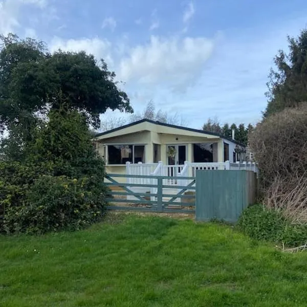 Beautiful Rural Holiday Chalet, hotel in Lincolnshire